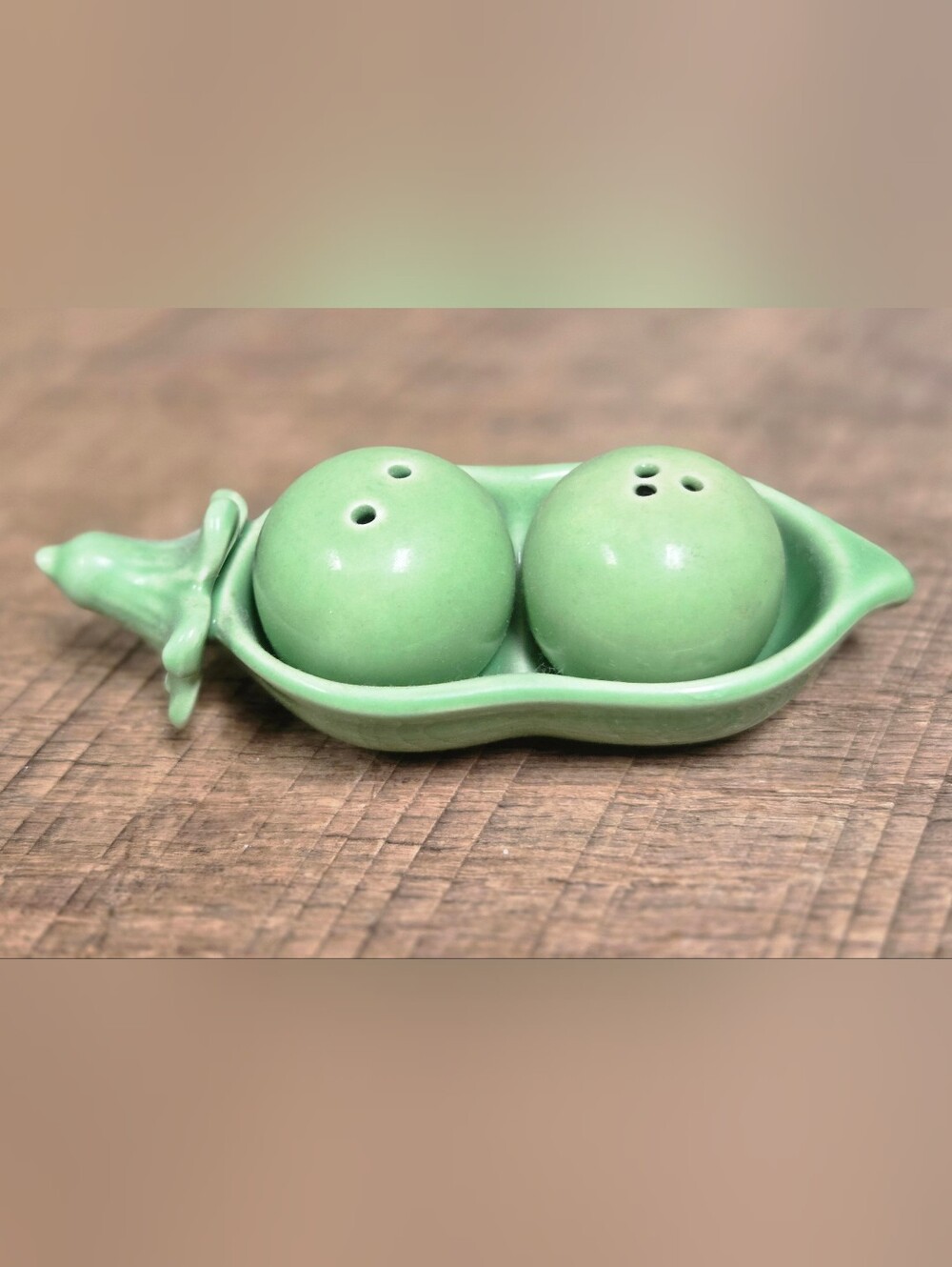 Kate Aspen Green Ceramic Pea Pod Salt and Pepper Shaker Set